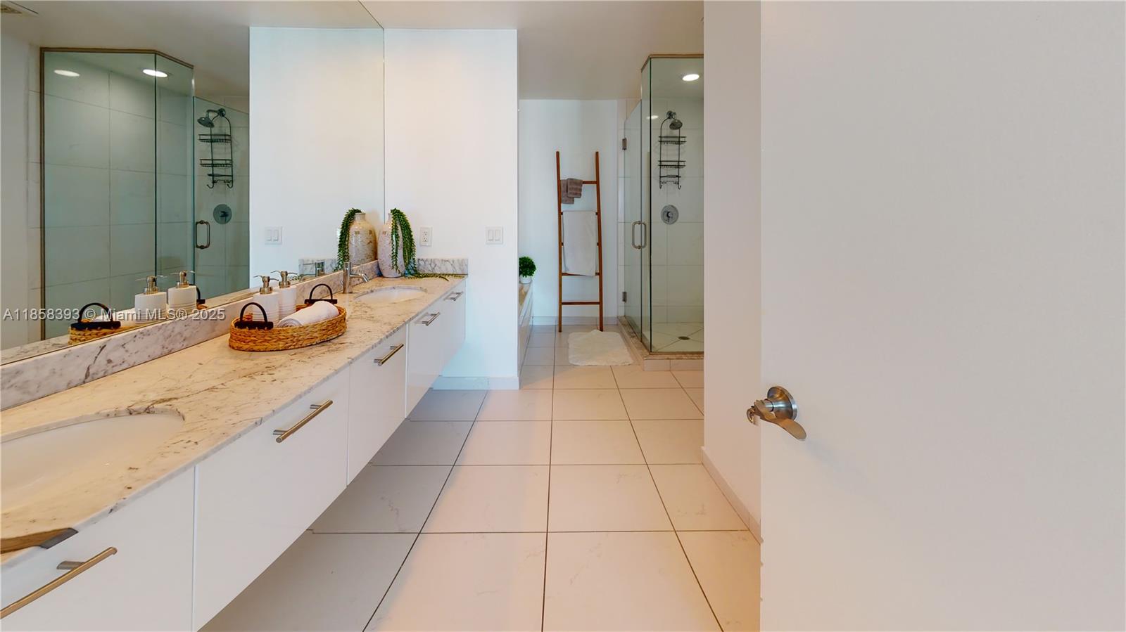 500 Brickell Ave # 3405