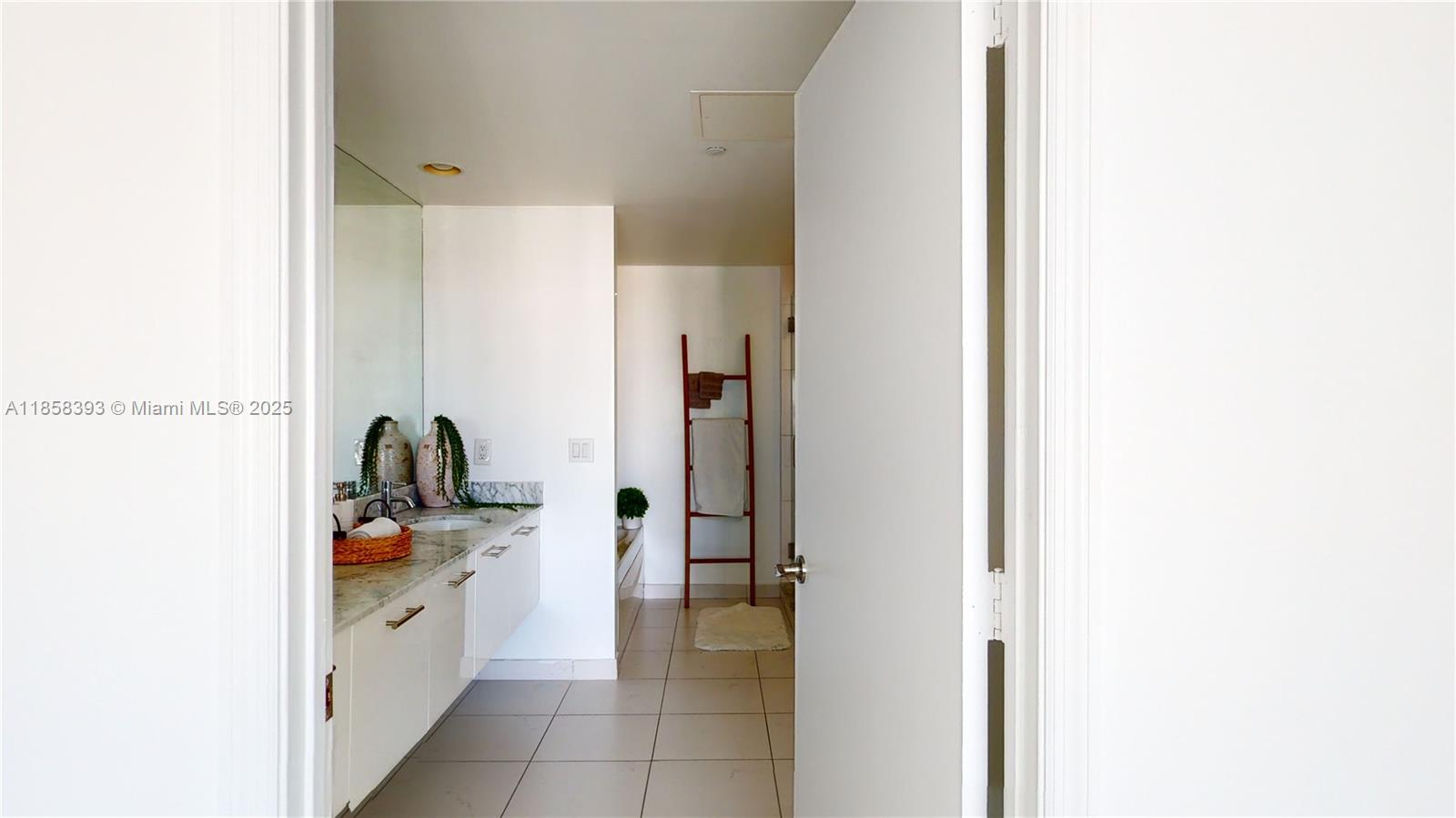 500 Brickell Ave # 3405