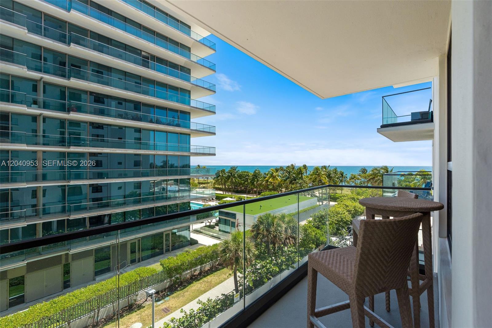 10185 Collins Ave # 521