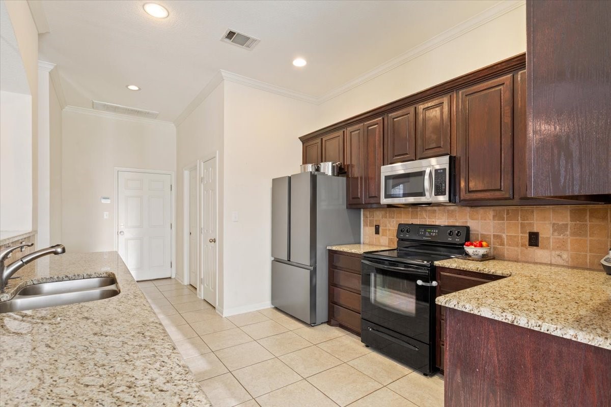 900 Queen Elizabeth Drive