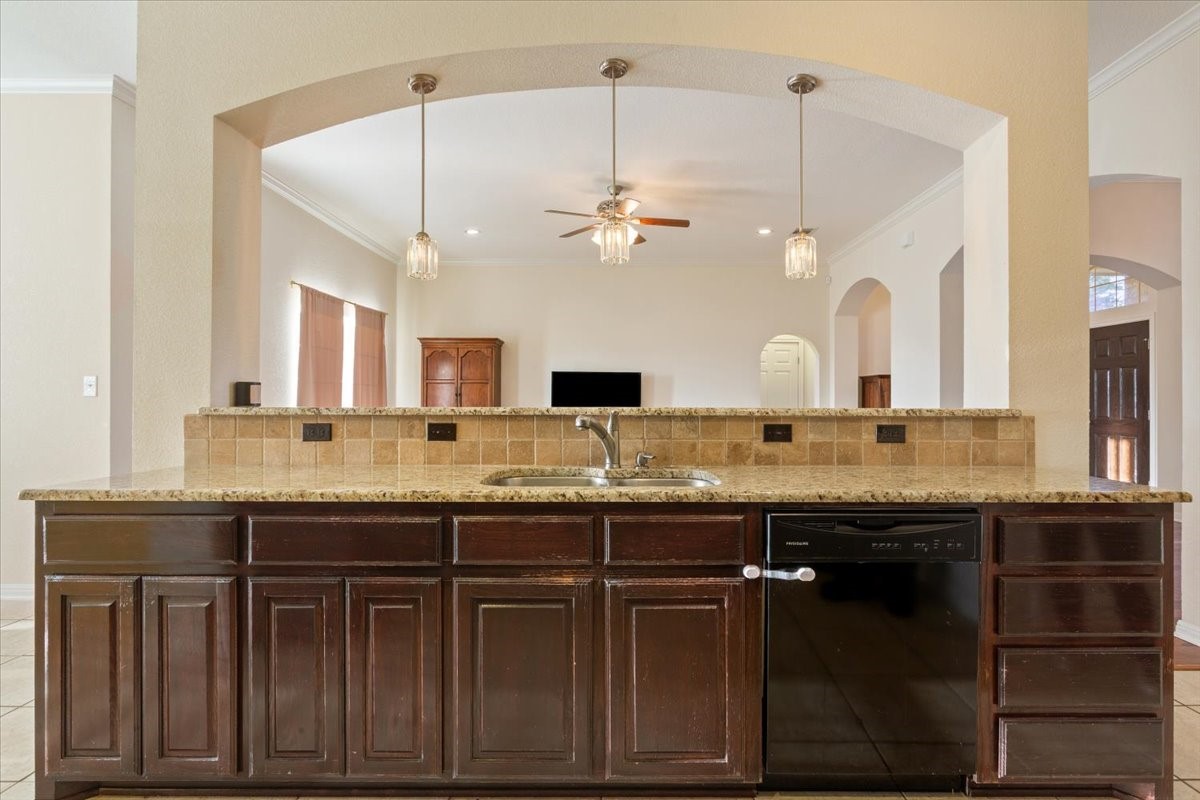 900 Queen Elizabeth Drive