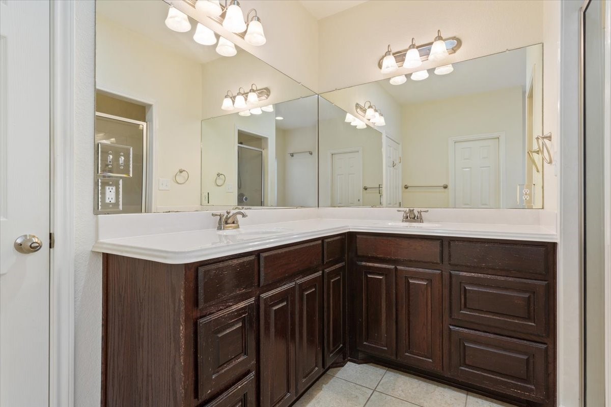 900 Queen Elizabeth Drive