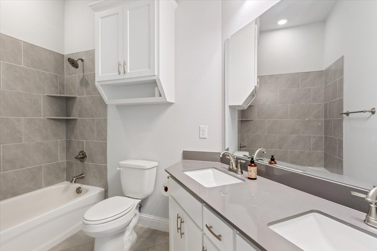 2321 Paddington Way