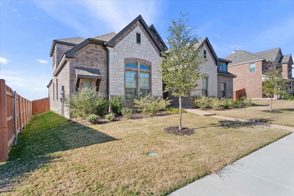 2321 Paddington Way