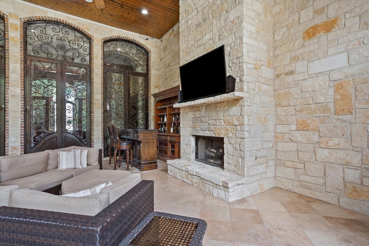 10020 Hidden Bluff