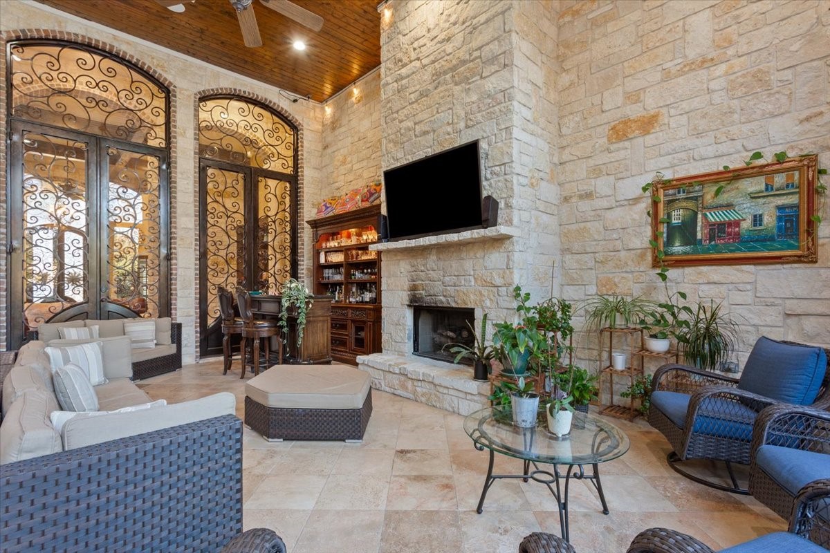 10020 Hidden Bluff