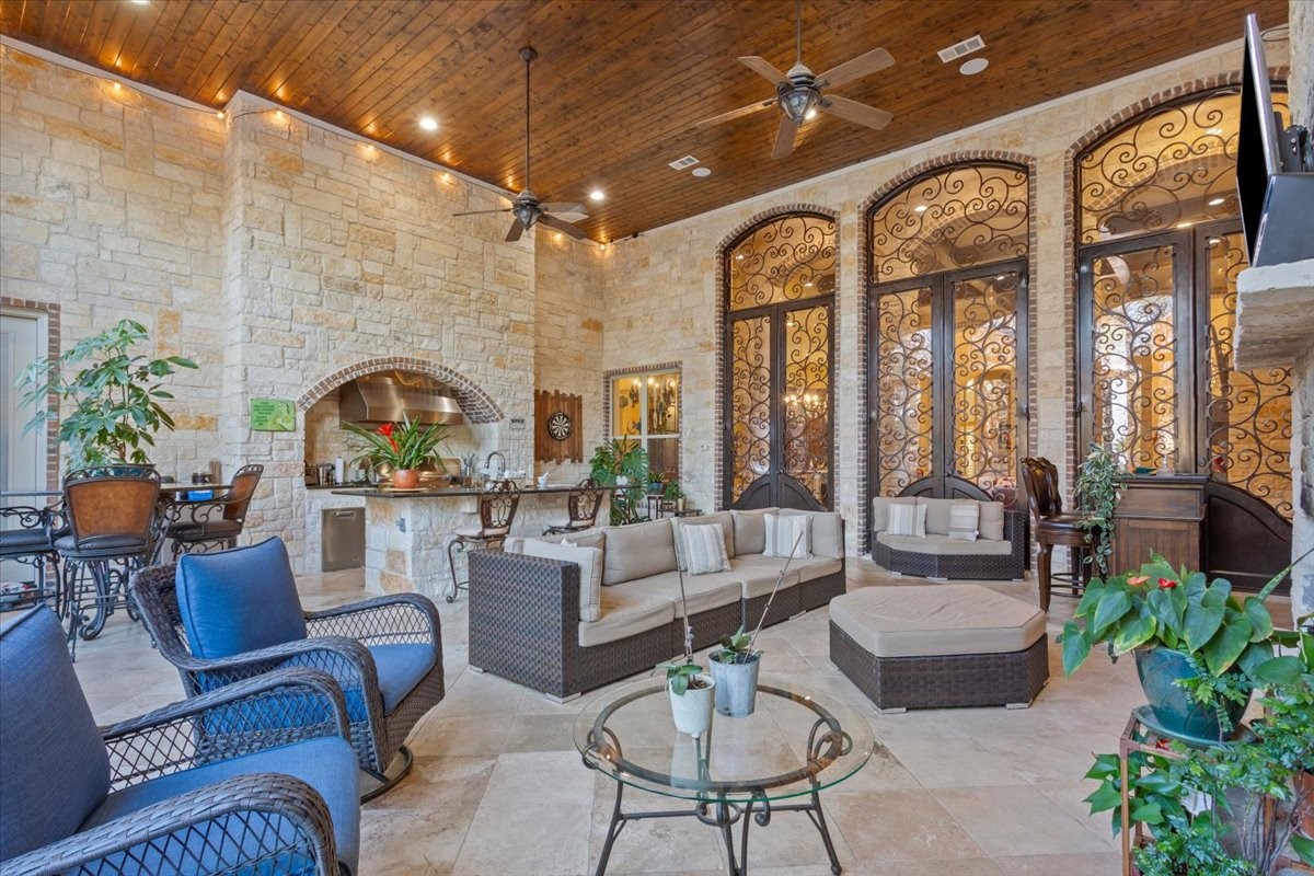 10020 Hidden Bluff