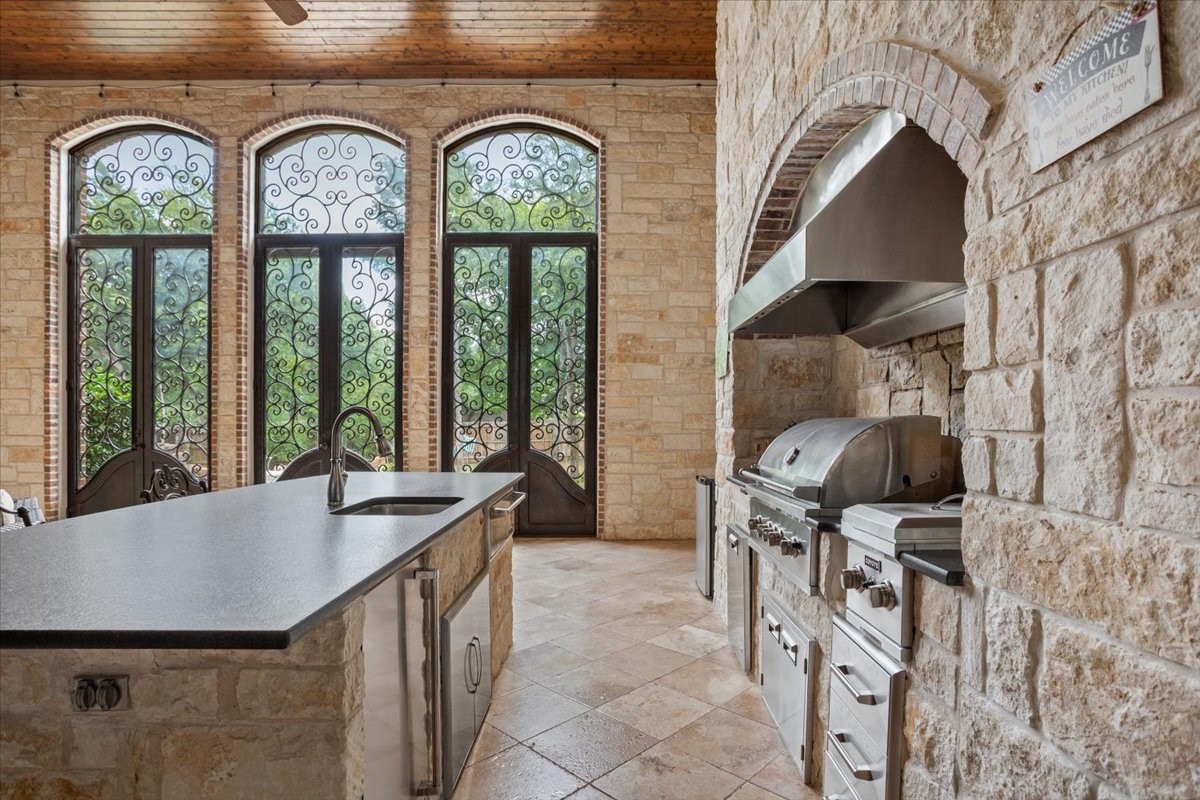 10020 Hidden Bluff
