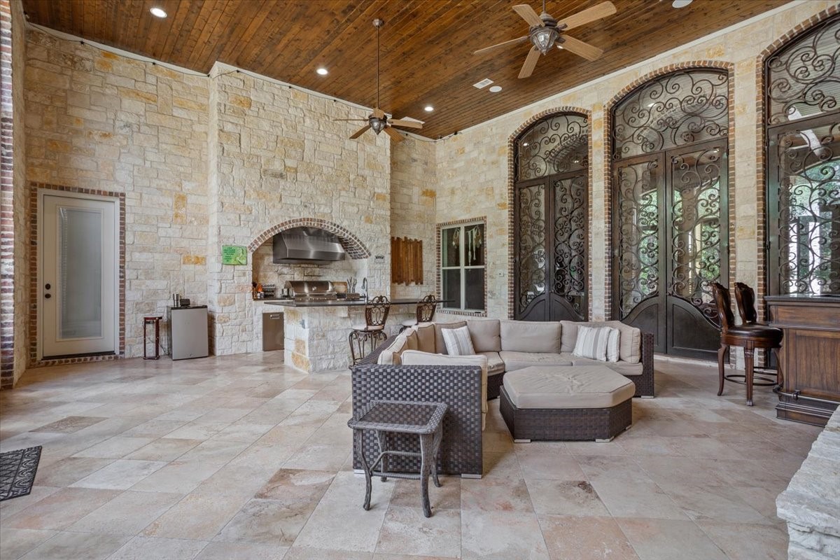 10020 Hidden Bluff