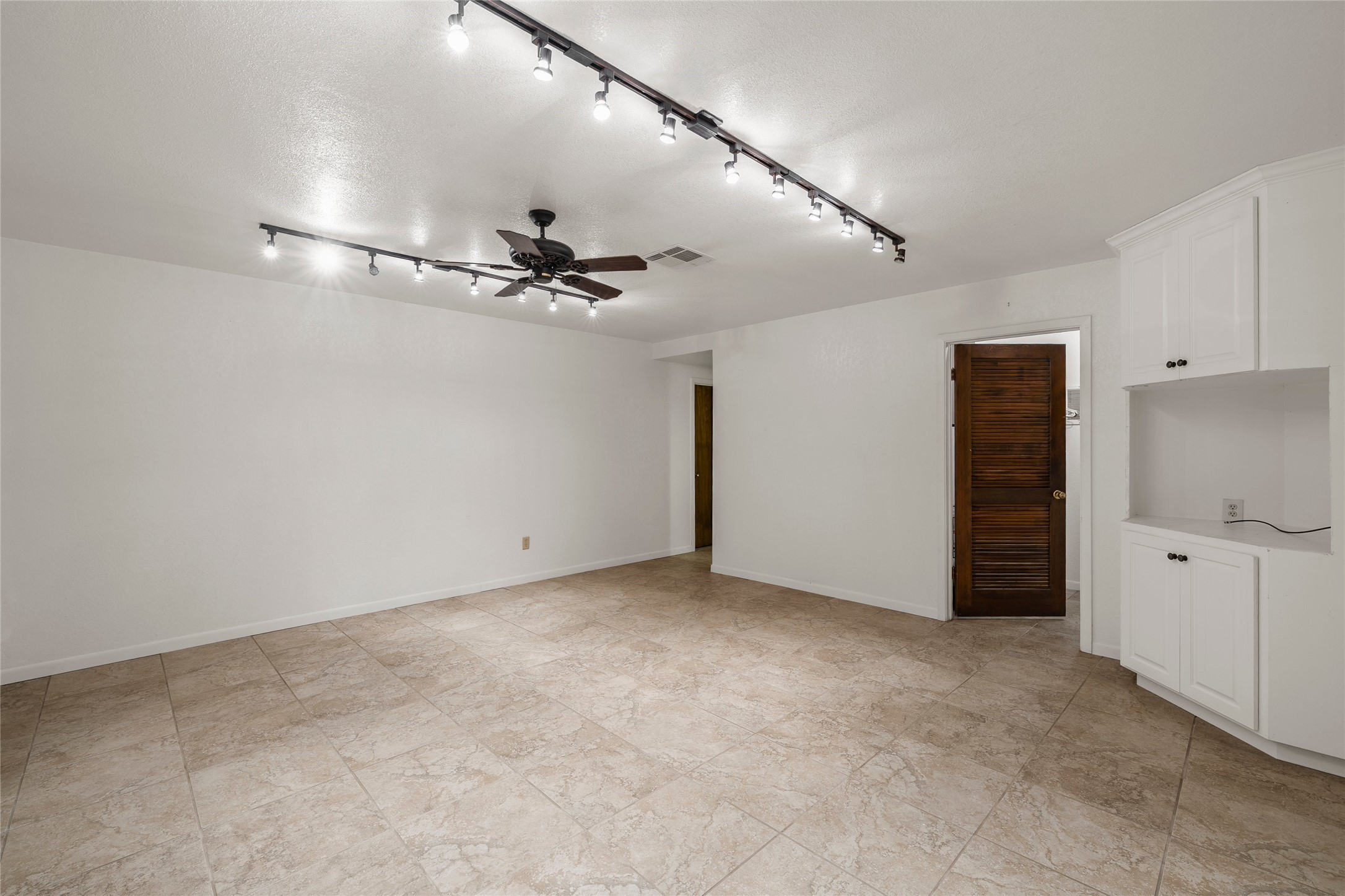 713 Wooded Crest