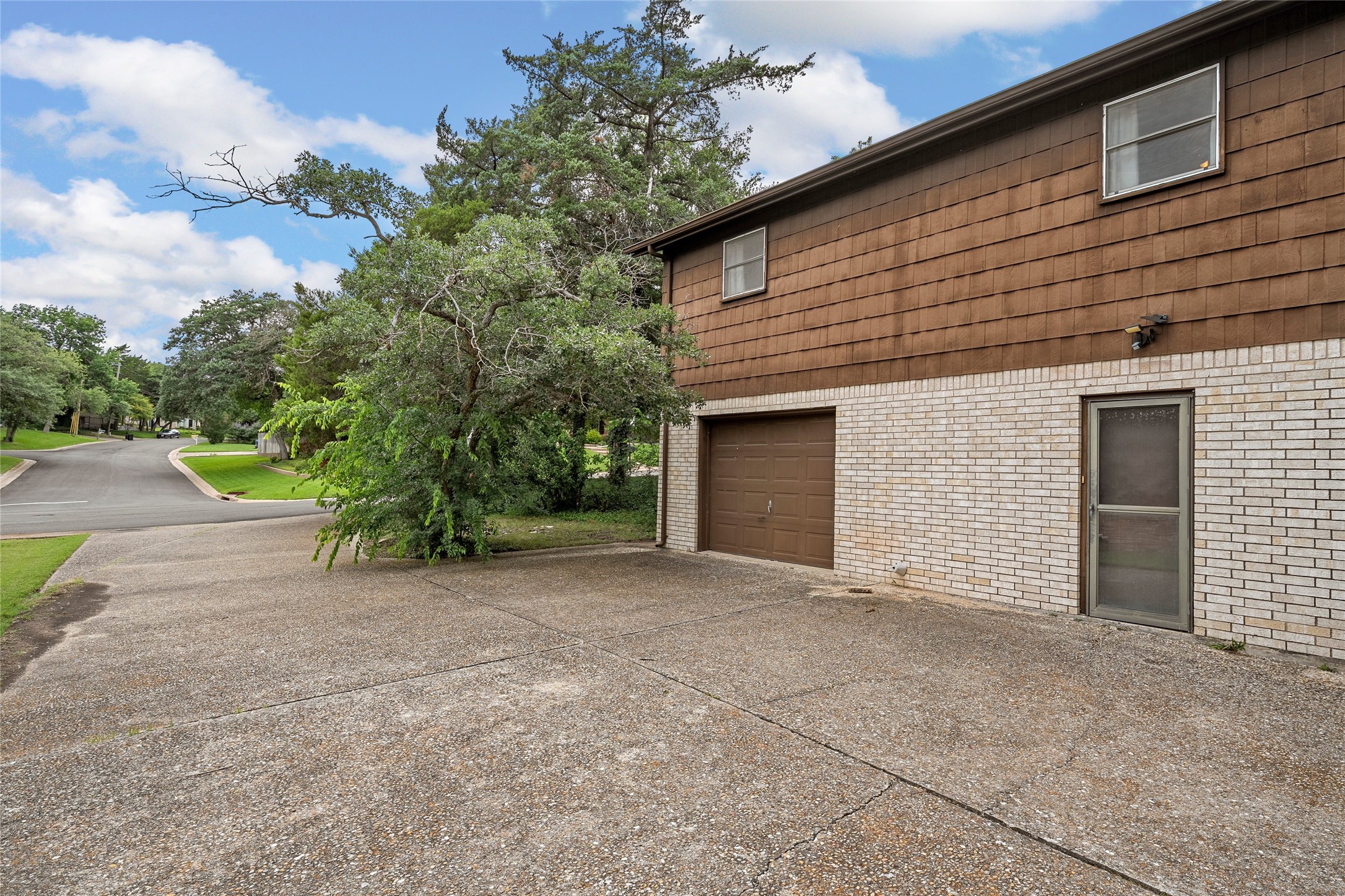 713 Wooded Crest