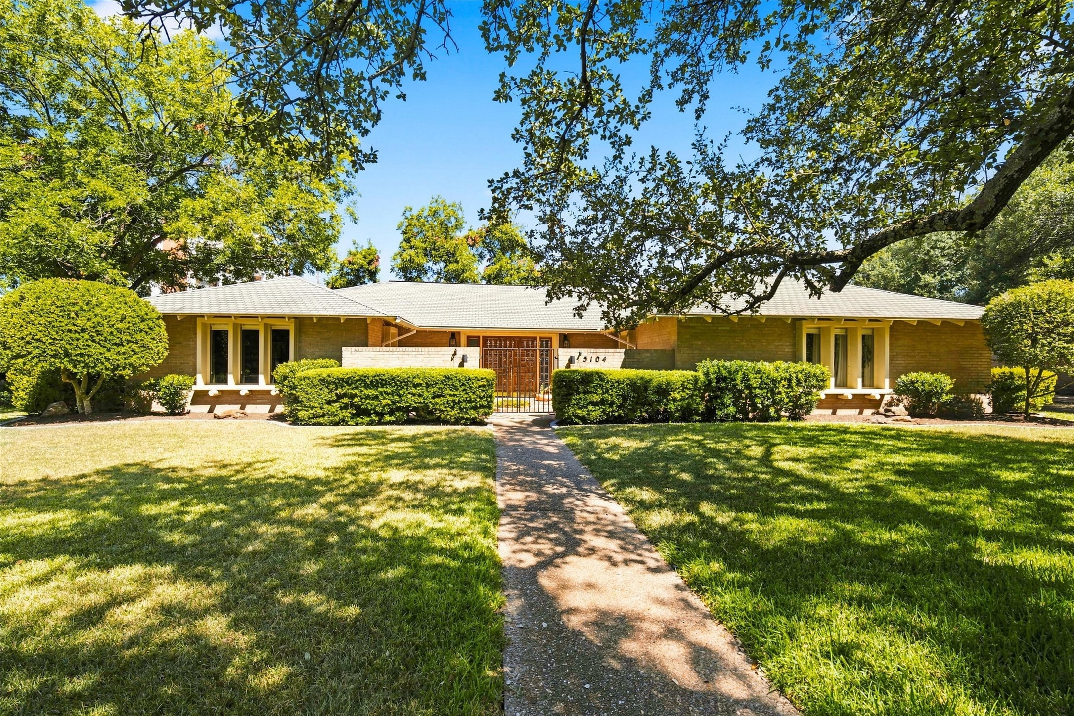 5104 Lake Jackson Drive