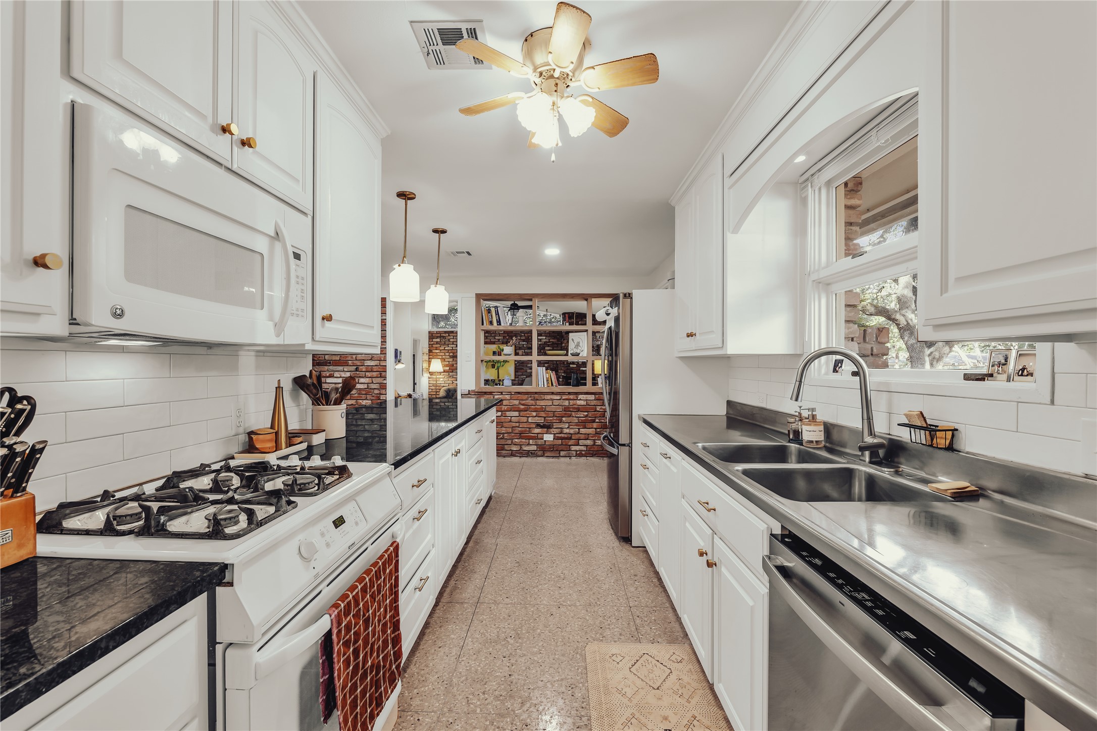 2112 Gregory Lane