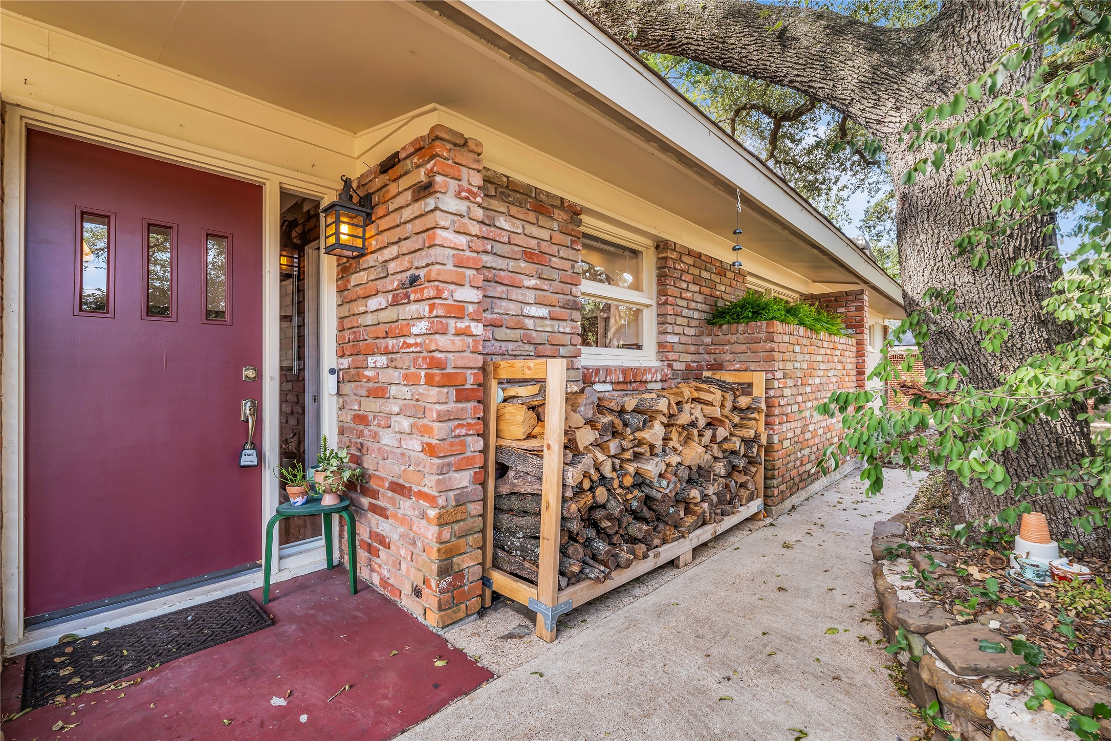 2112 Gregory Lane