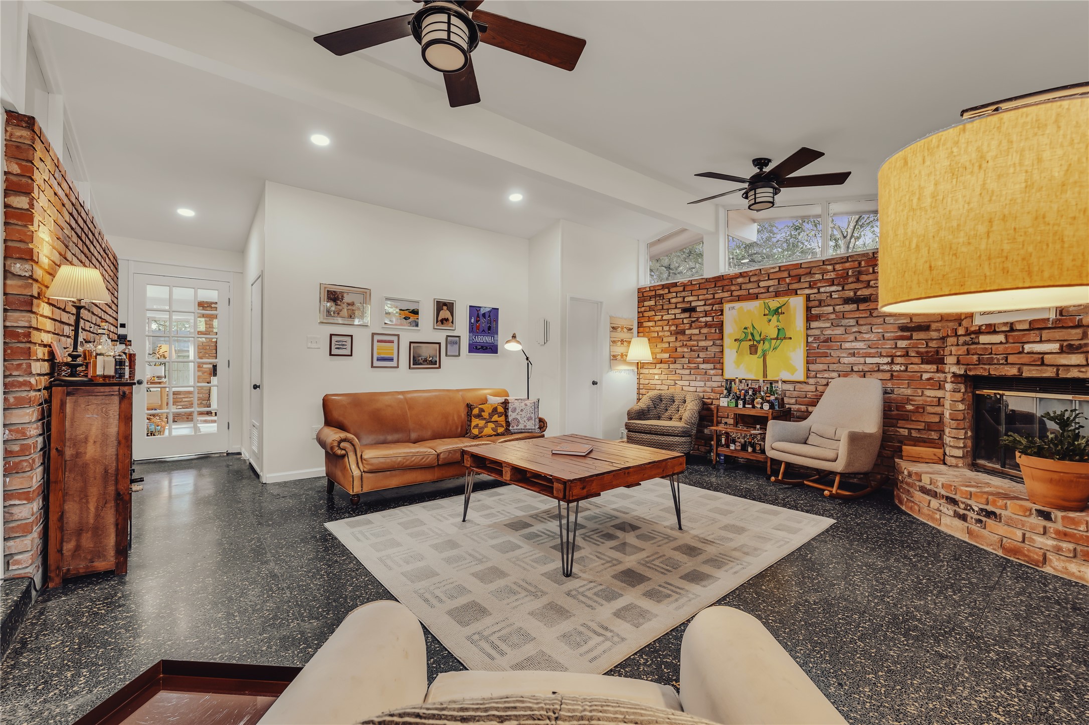 2112 Gregory Lane