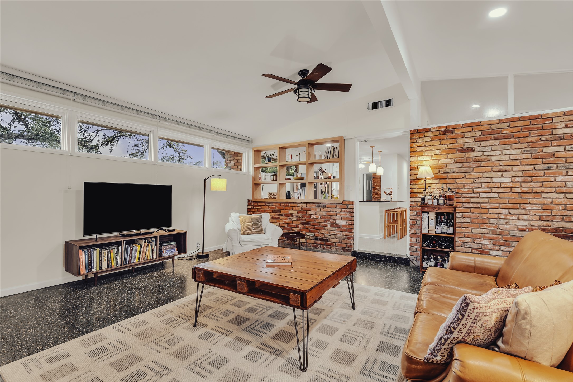 2112 Gregory Lane