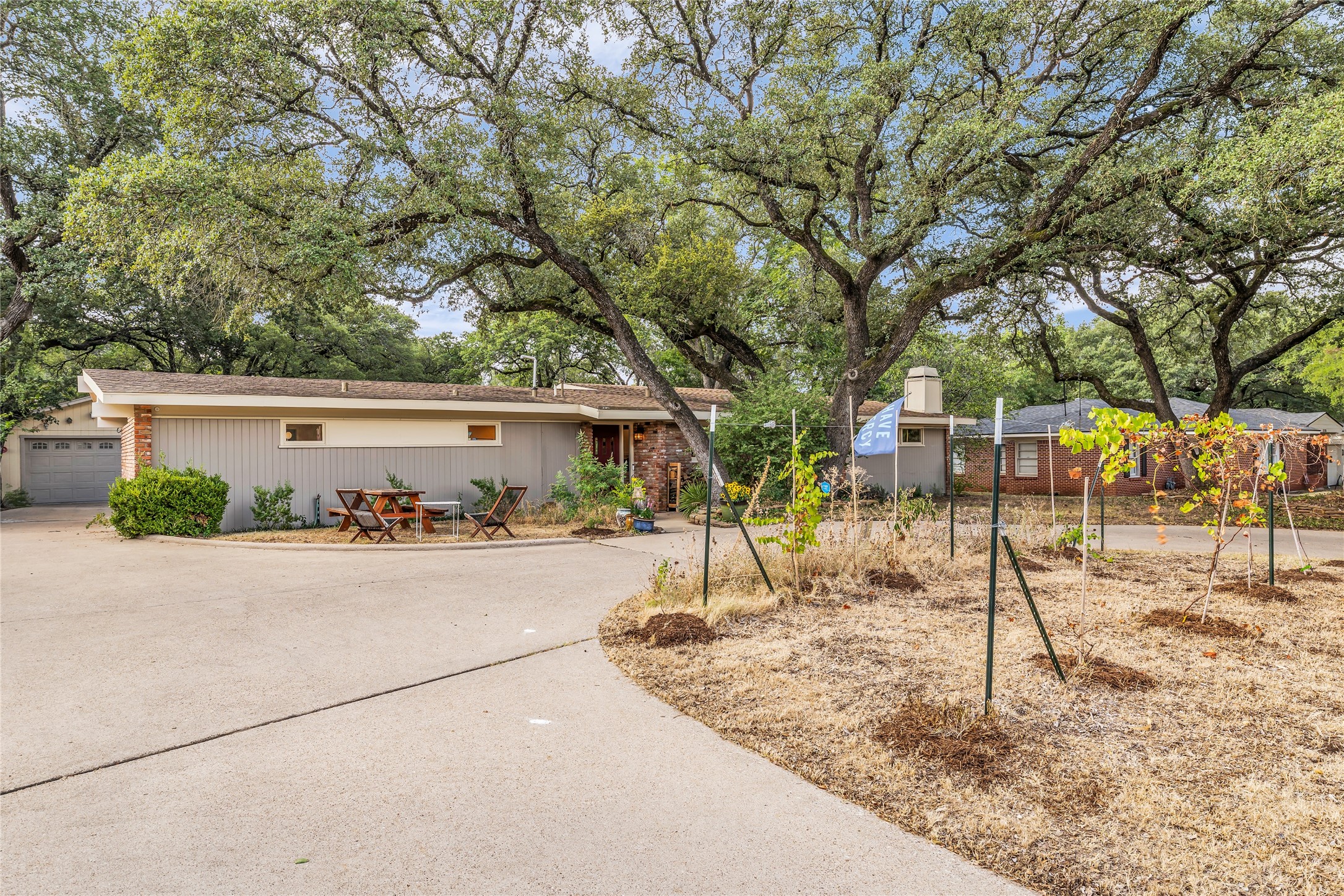 2112 Gregory Lane