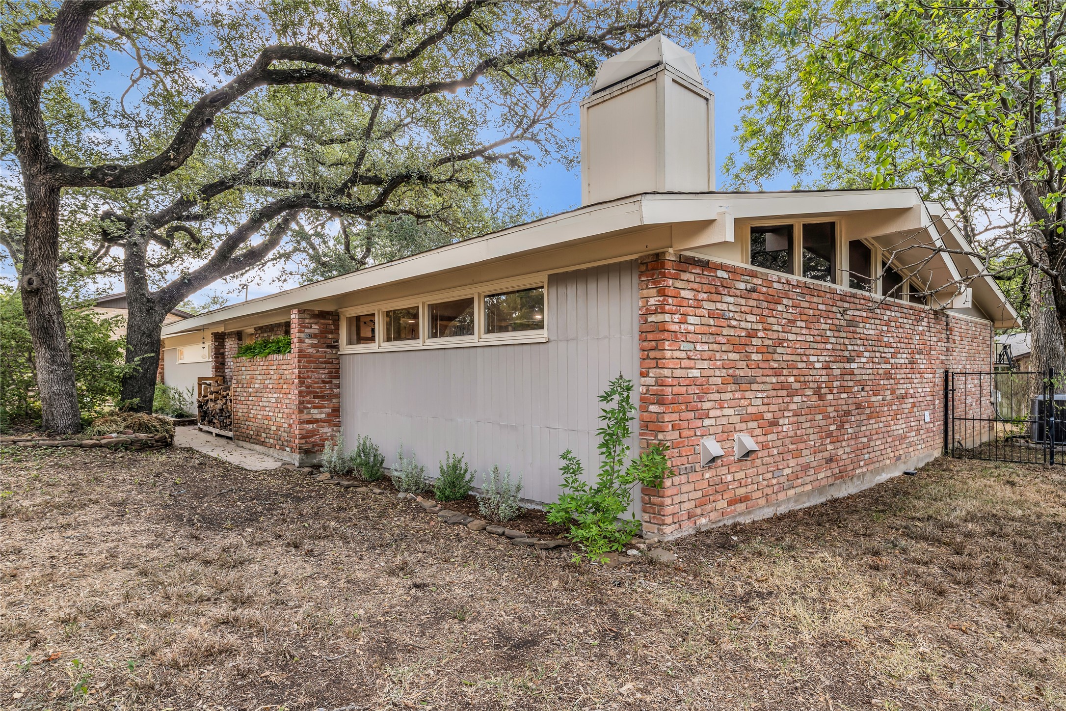 2112 Gregory Lane