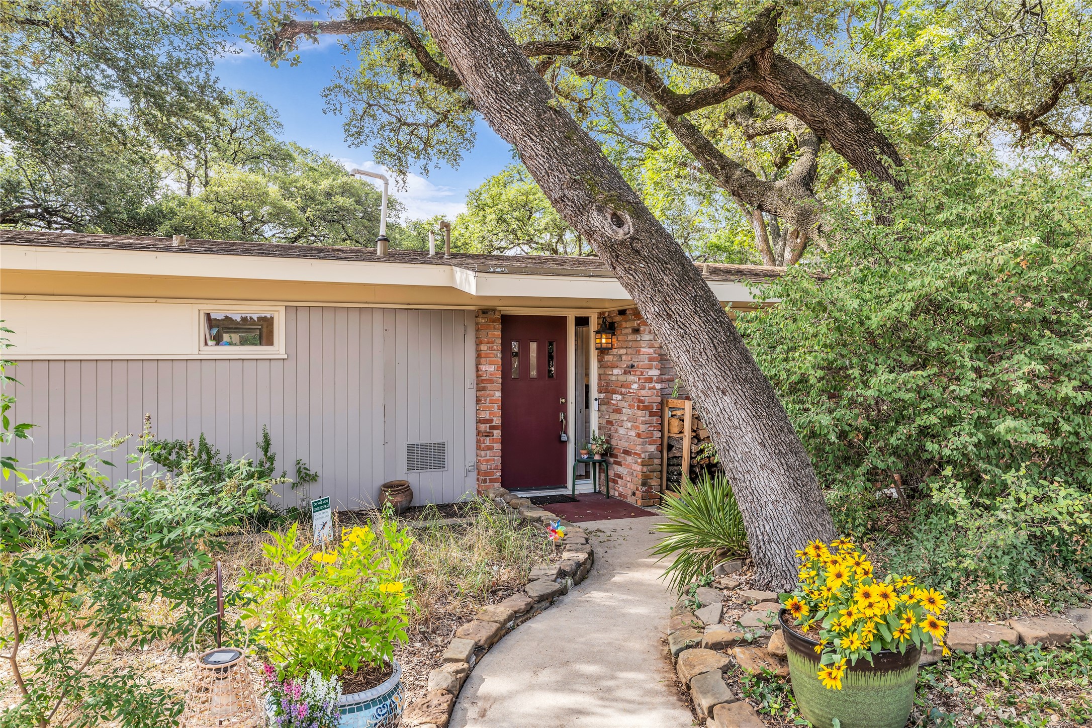 2112 Gregory Lane