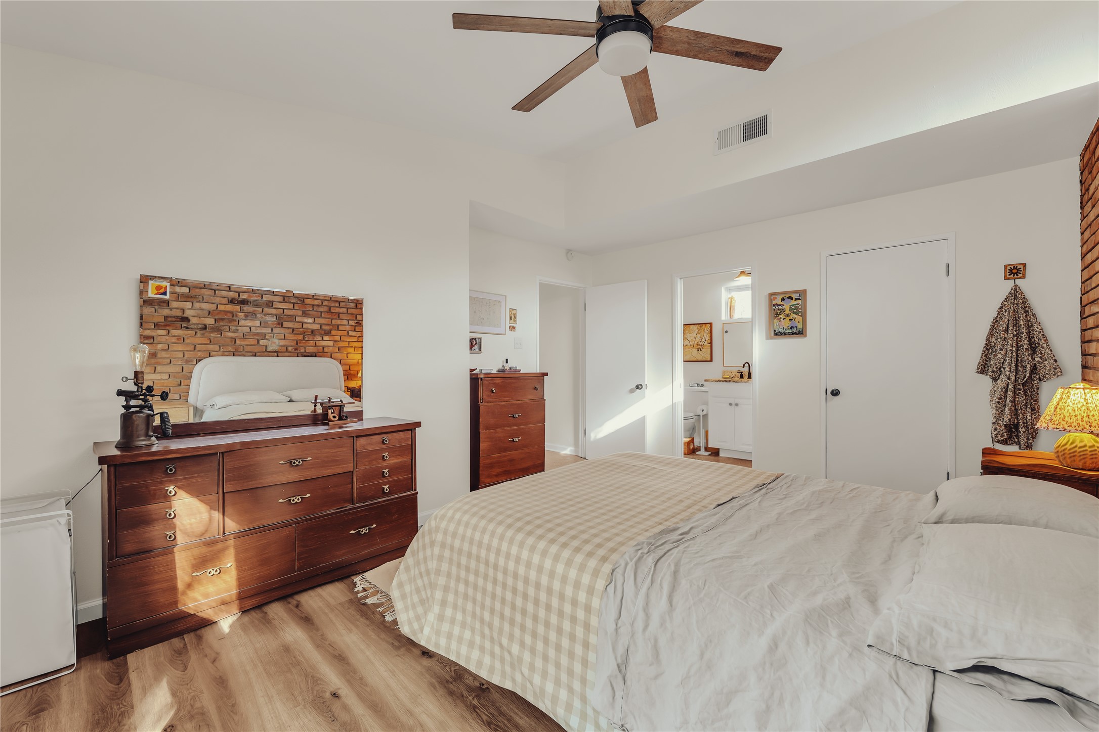 2112 Gregory Lane