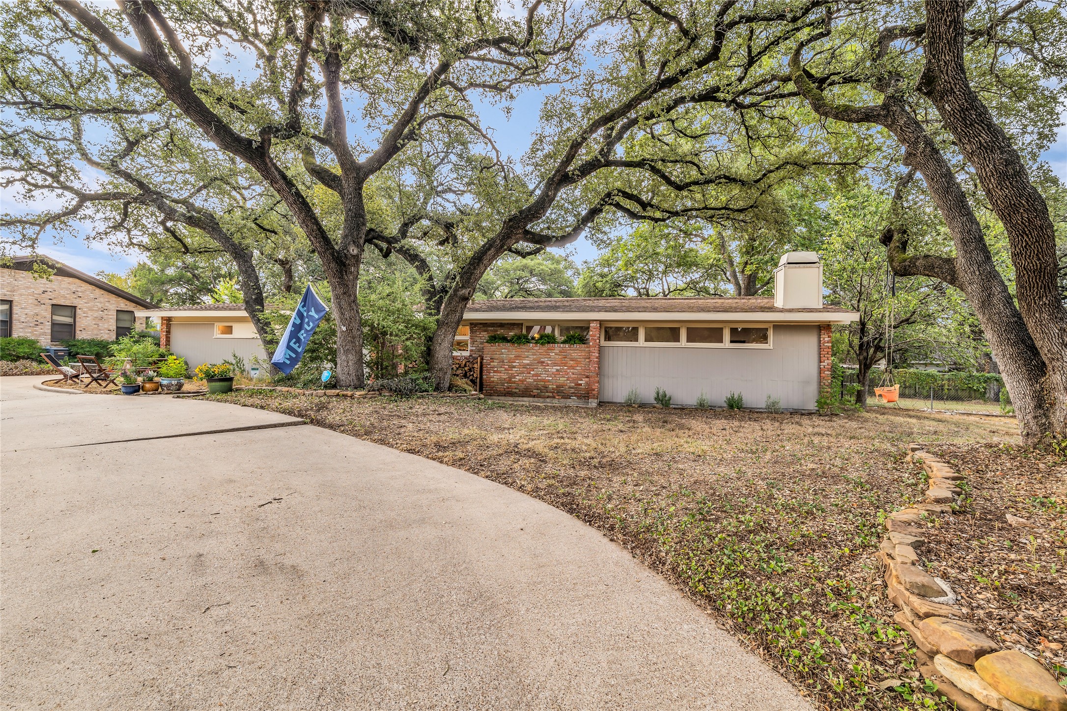 2112 Gregory Lane