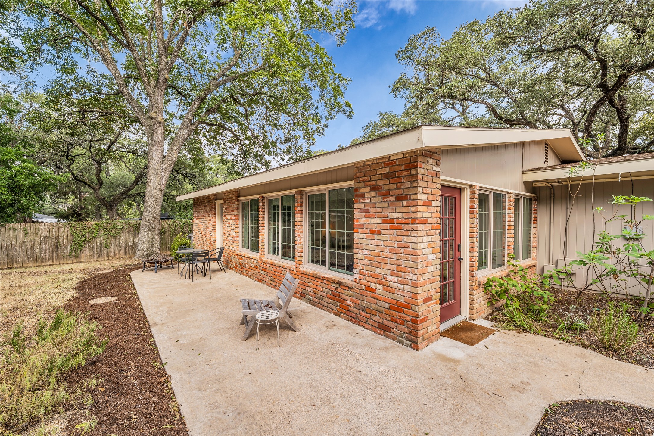 2112 Gregory Lane