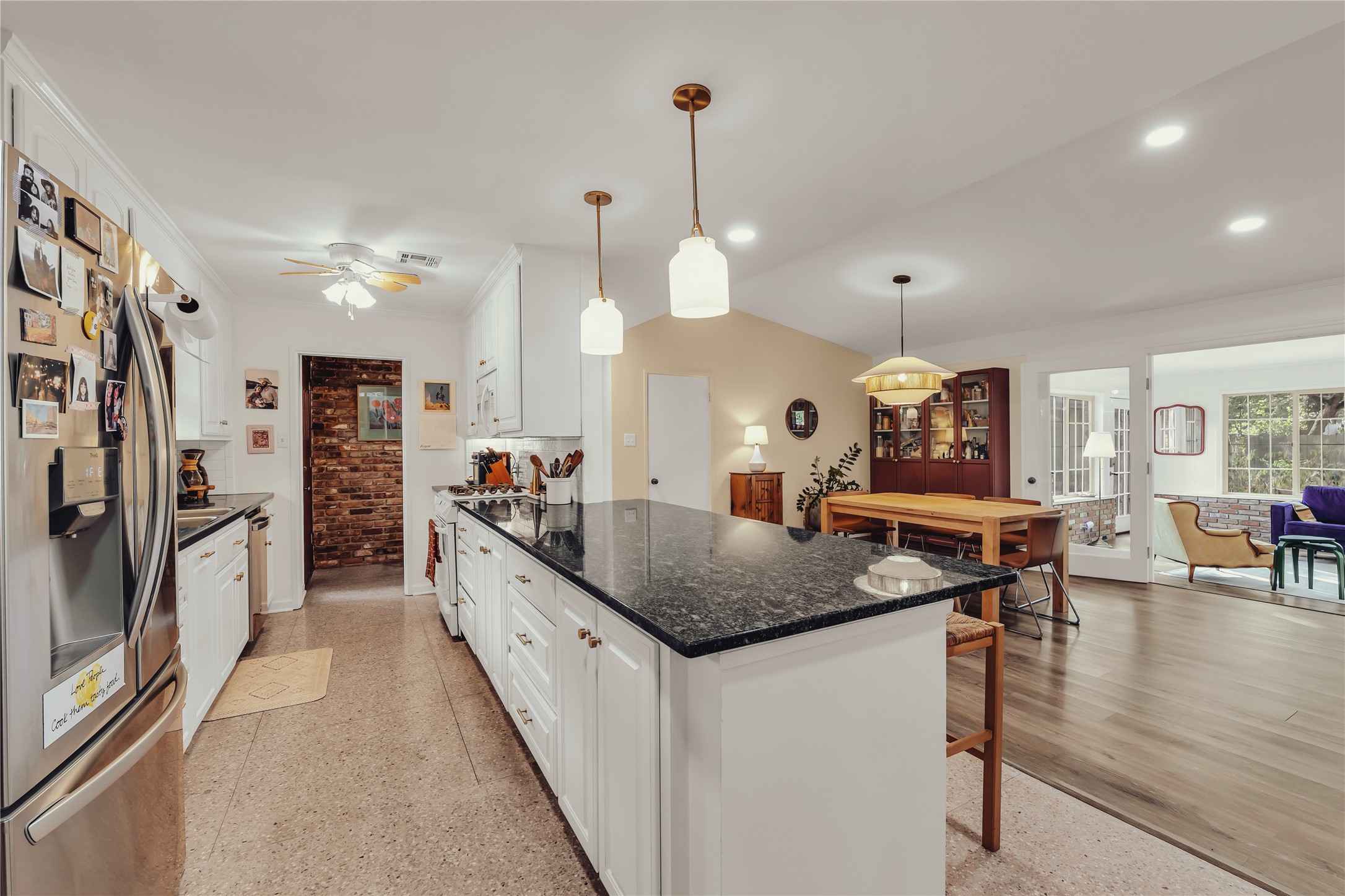2112 Gregory Lane
