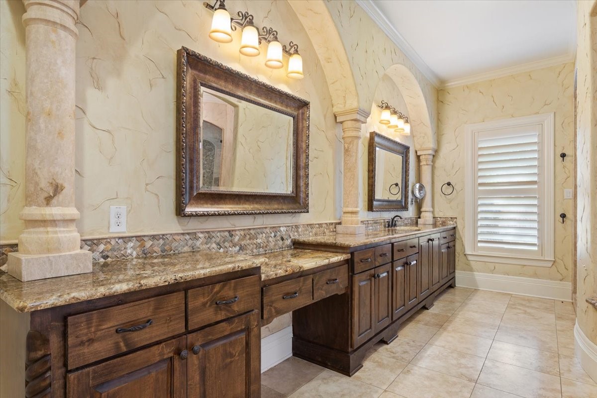 10020 Hidden Bluff