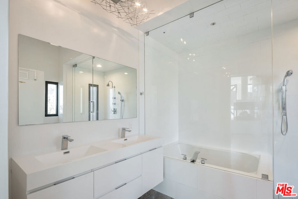 270 Palisades Beach Road 401