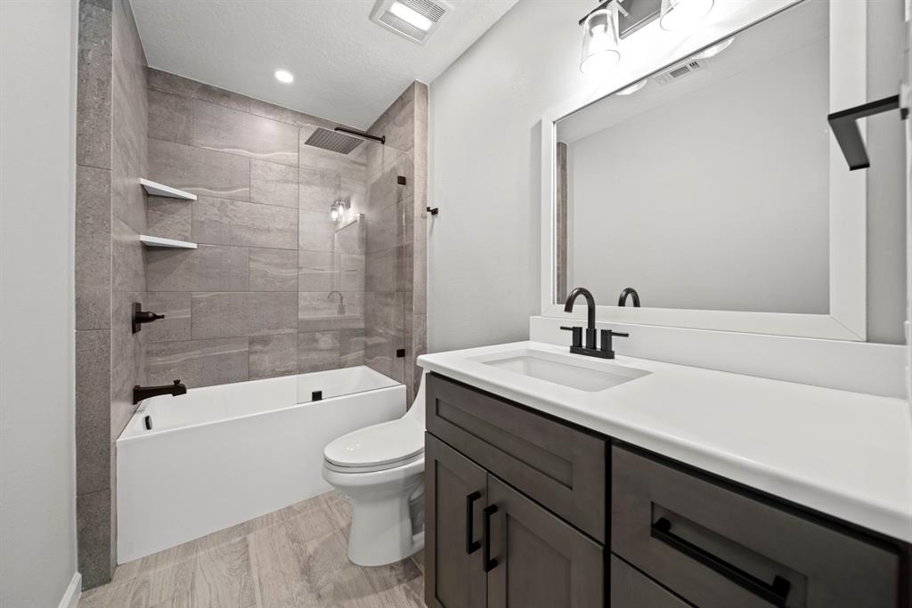 128 Clear Water Street W