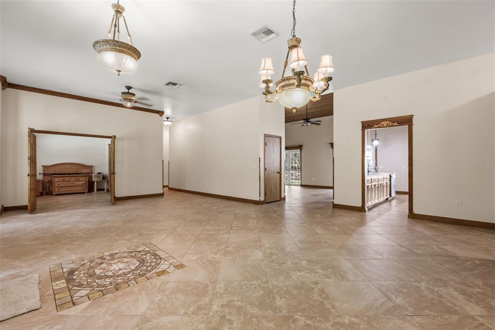 1685 MANOR WAY