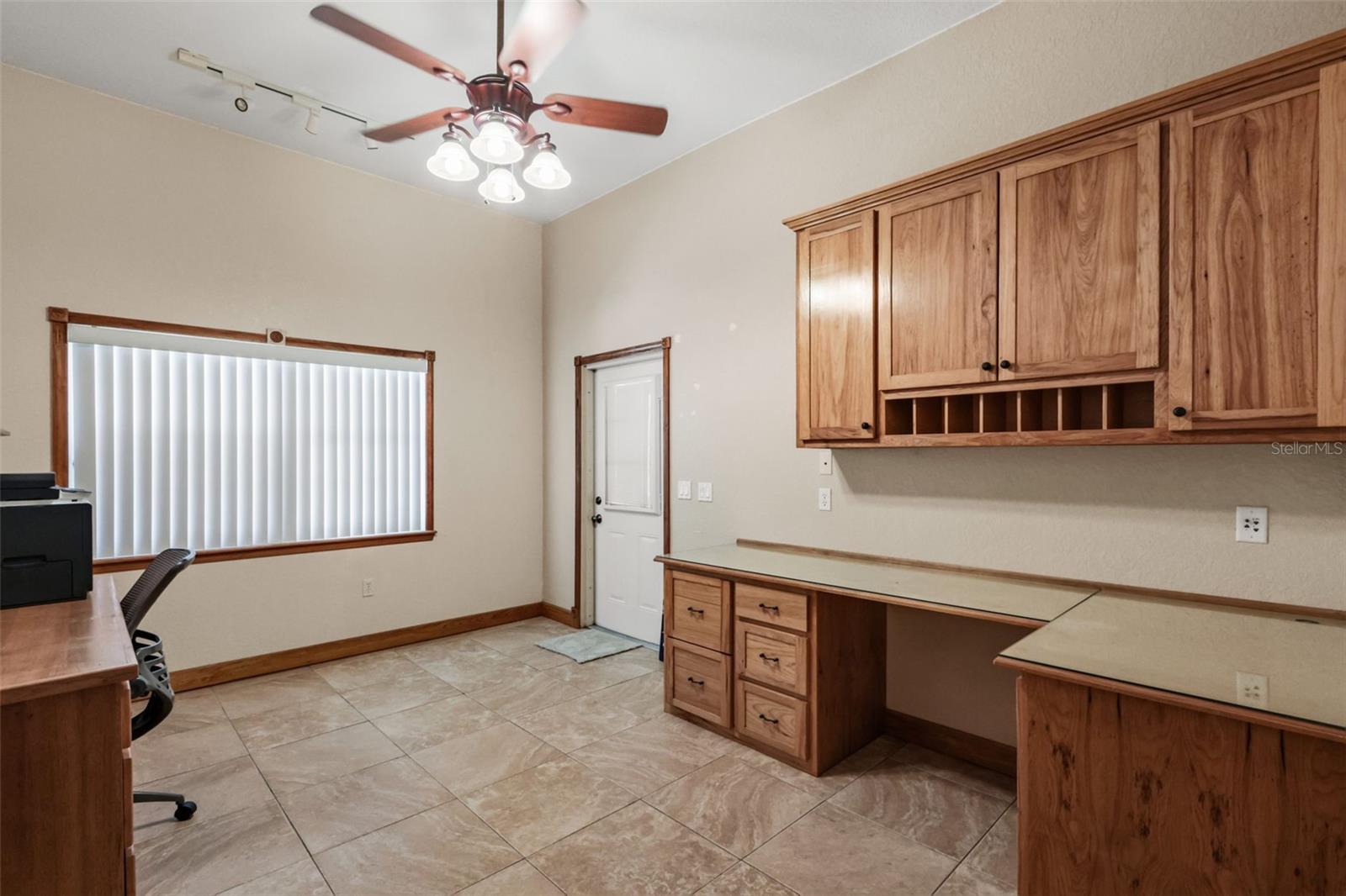 1685 MANOR WAY