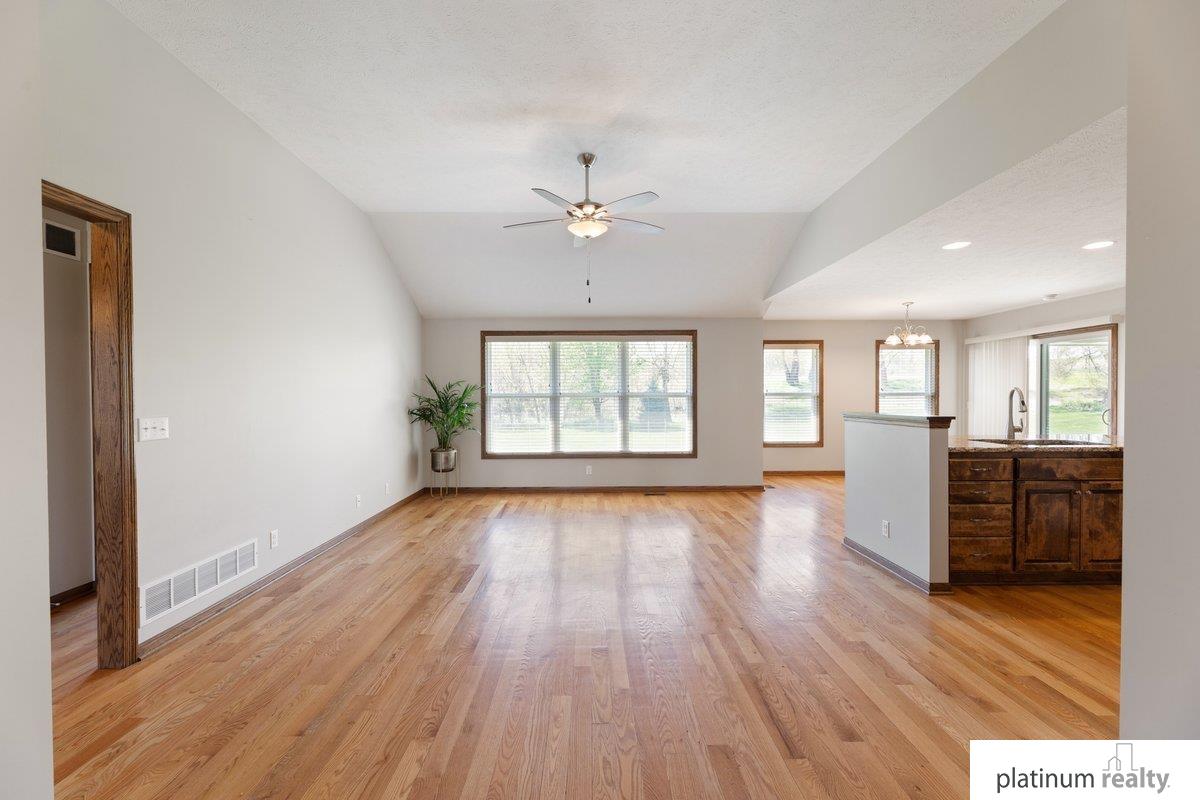 2821 Lakeside Drive
