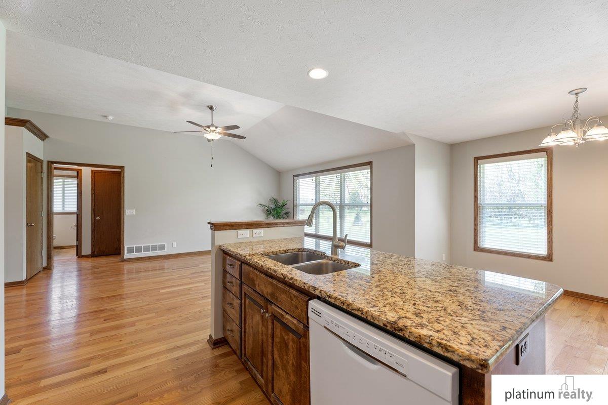 2821 Lakeside Drive