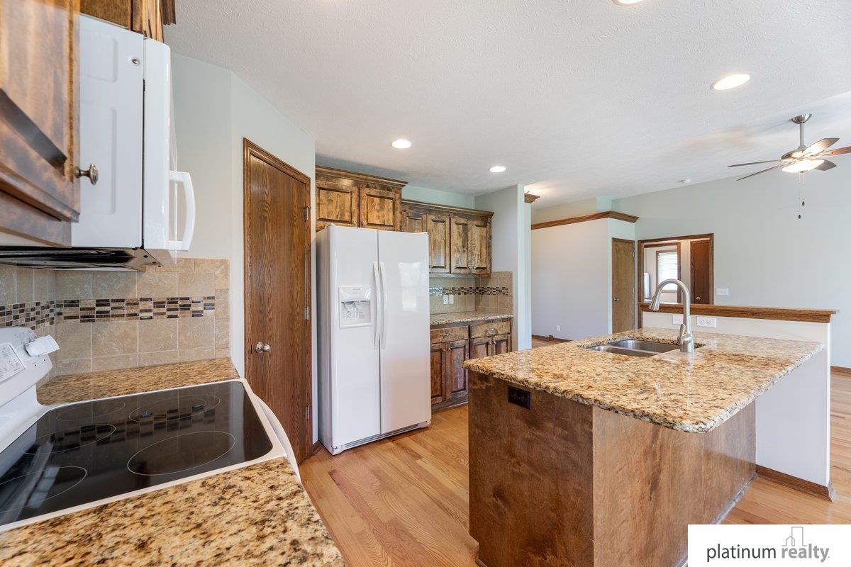 2821 Lakeside Drive