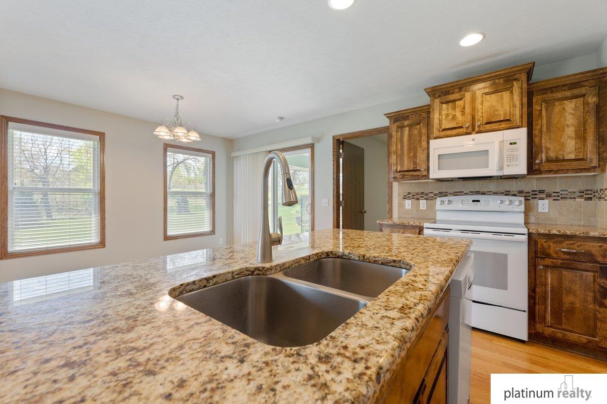 2821 Lakeside Drive