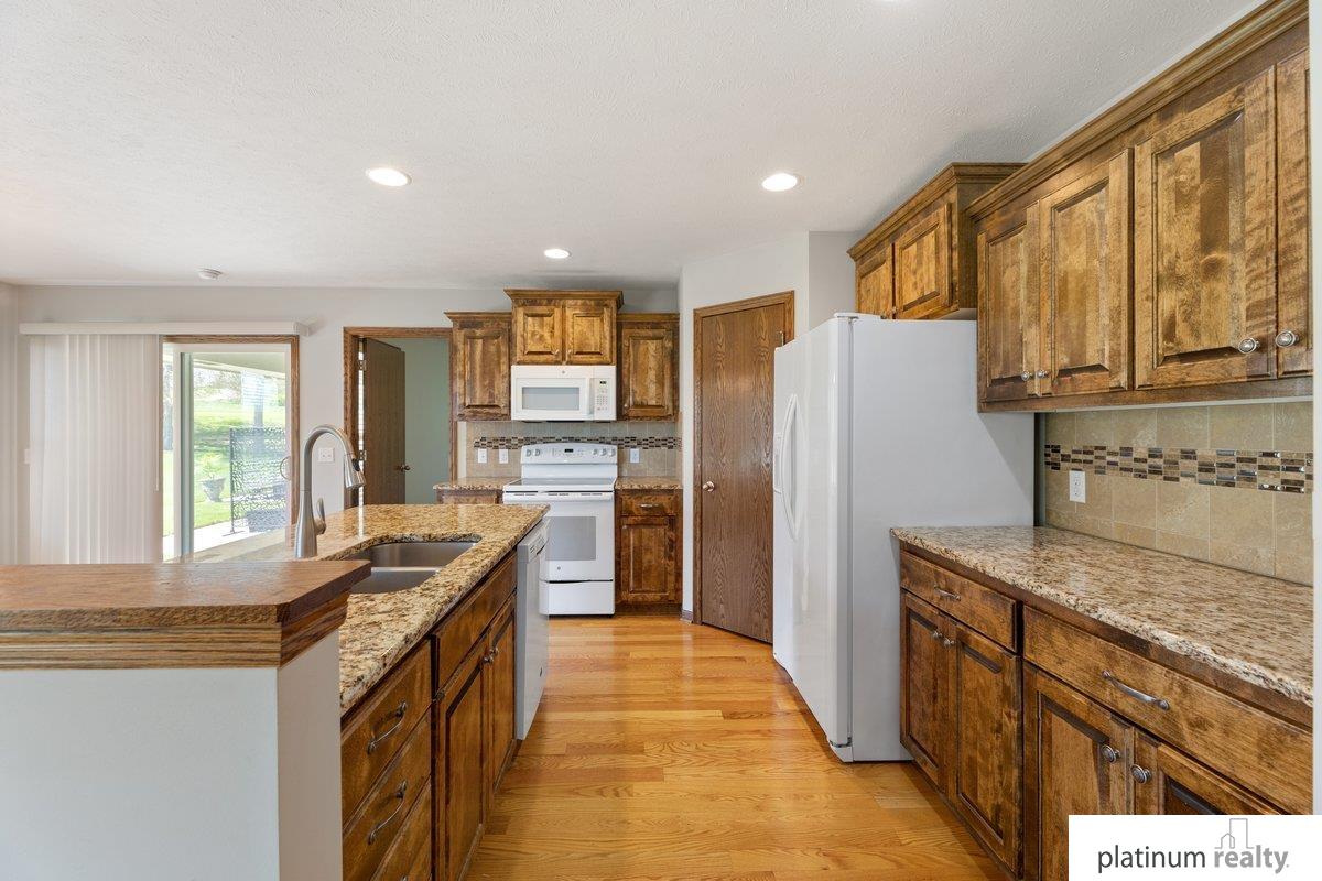 2821 Lakeside Drive