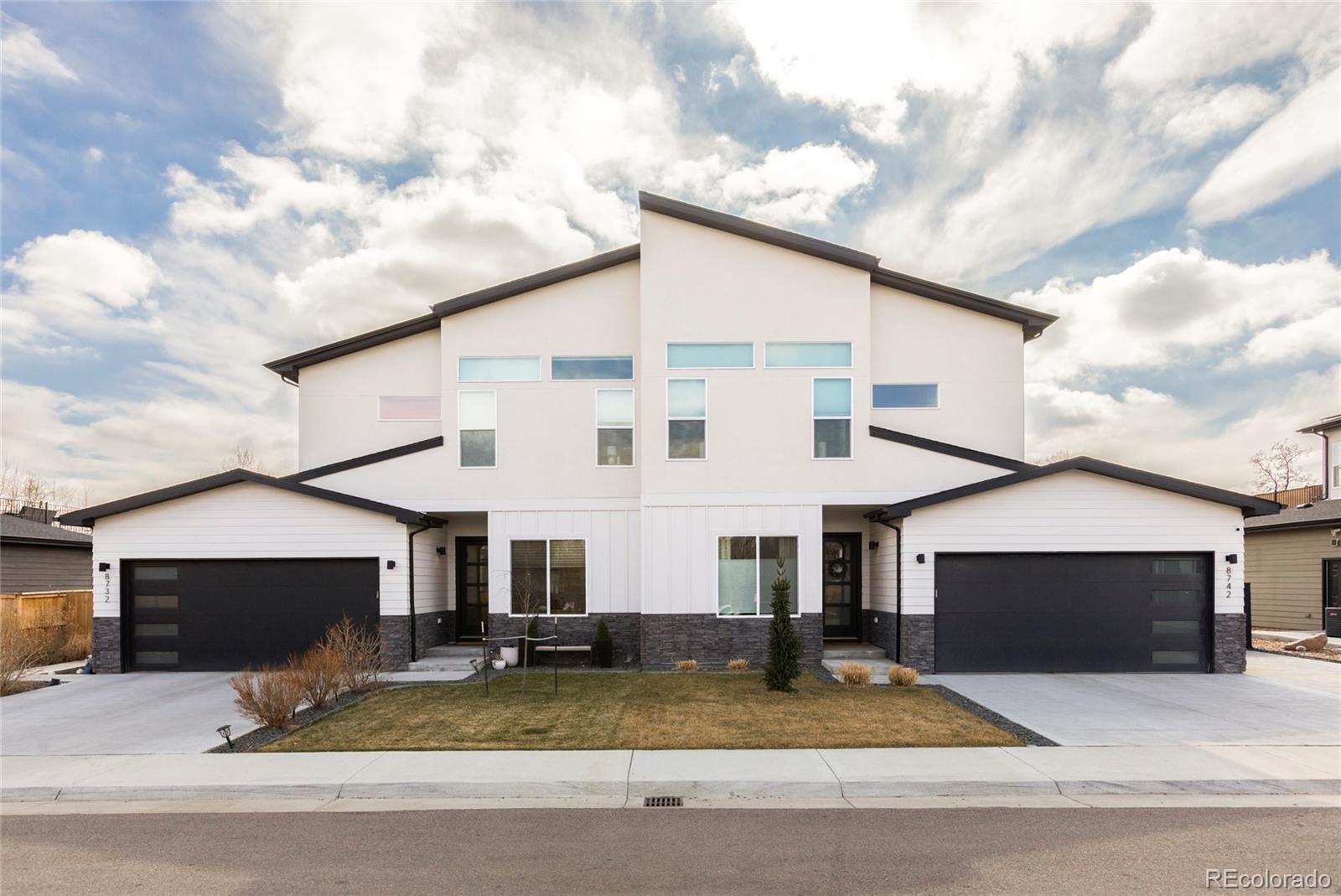 8742 W 49th Place