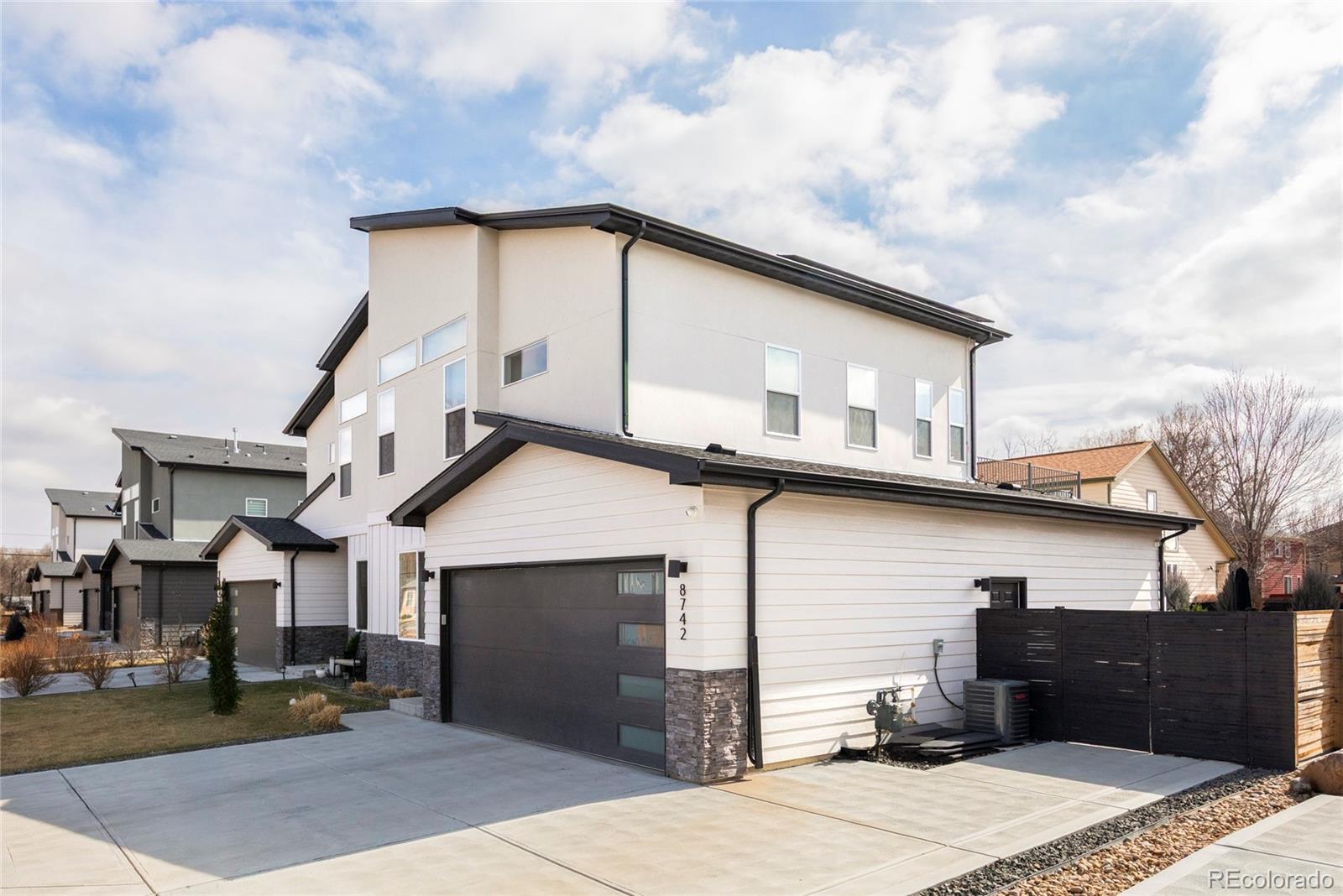 8742 W 49th Place