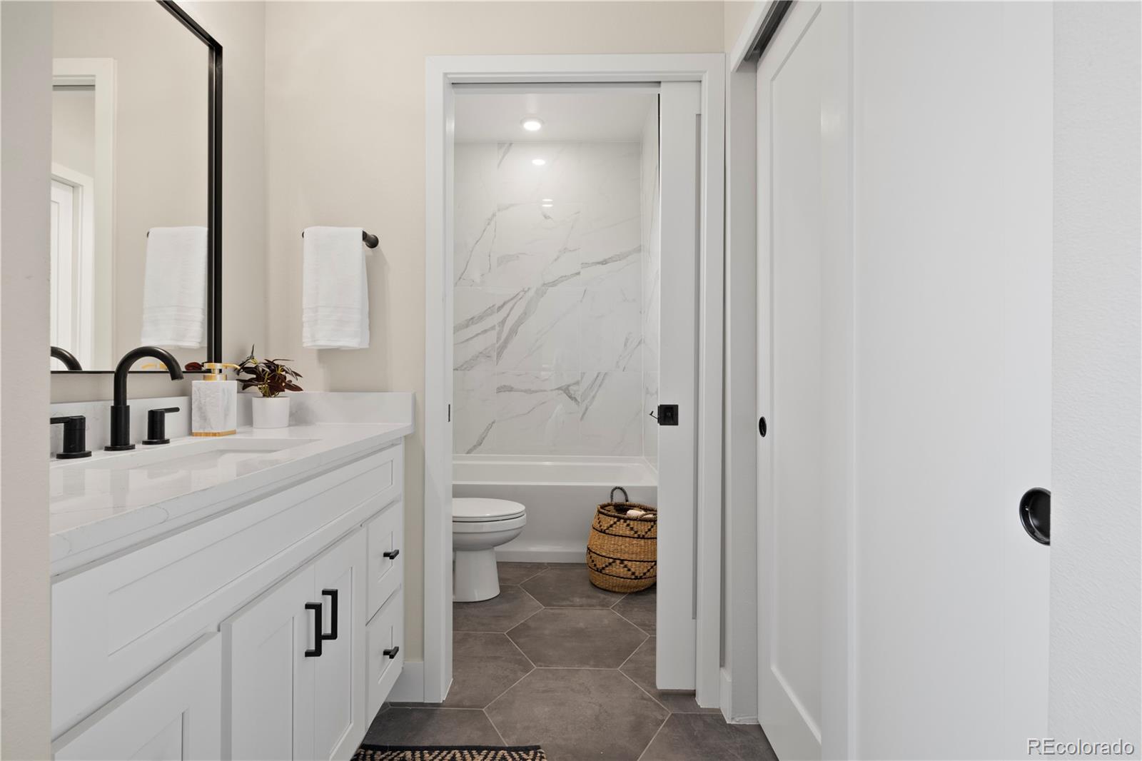 4025 N Jason Unit: 106