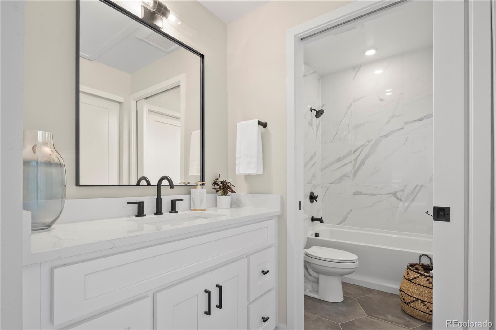 4025 N Jason Unit: 106
