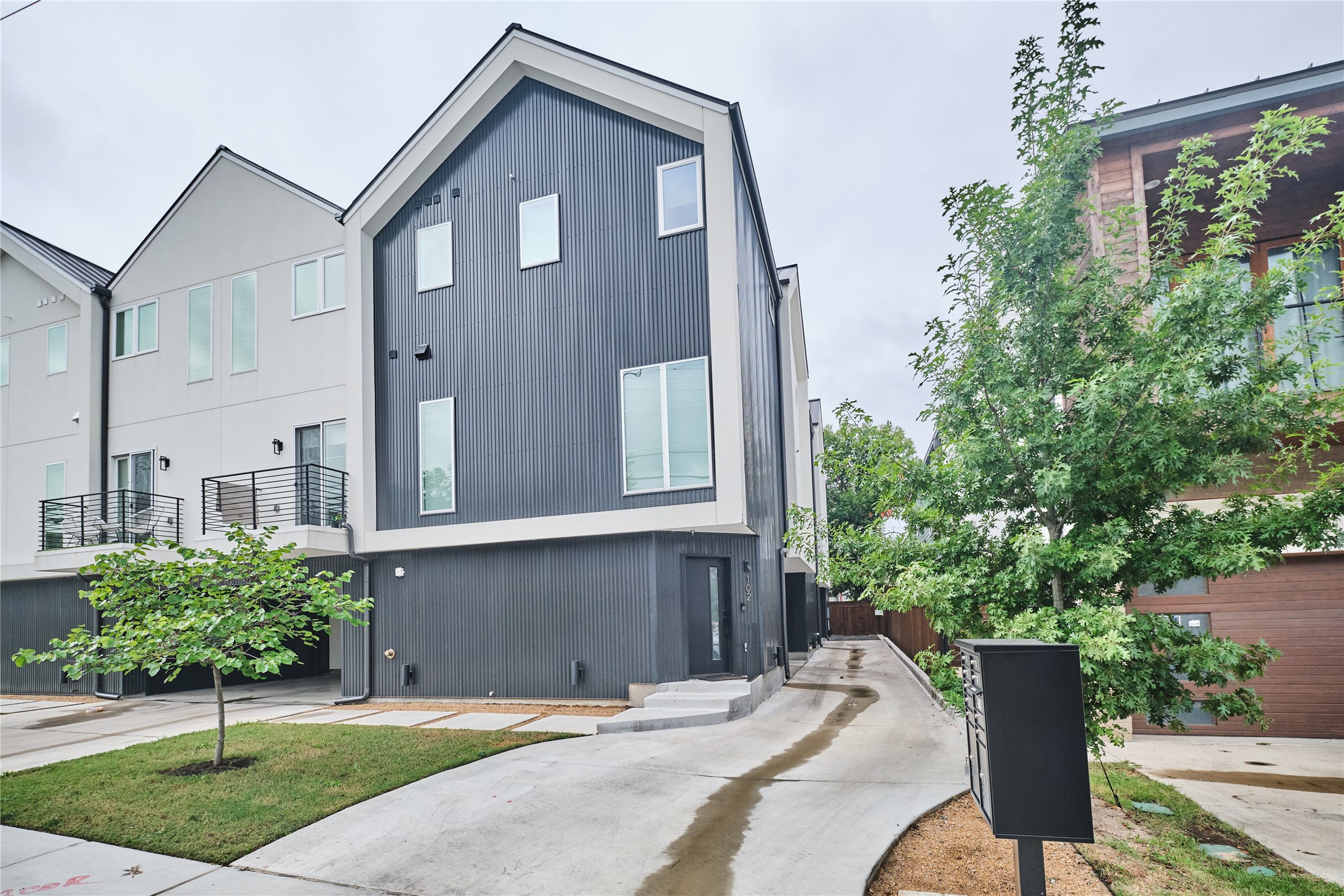 2001 N Prairie Avenue 102