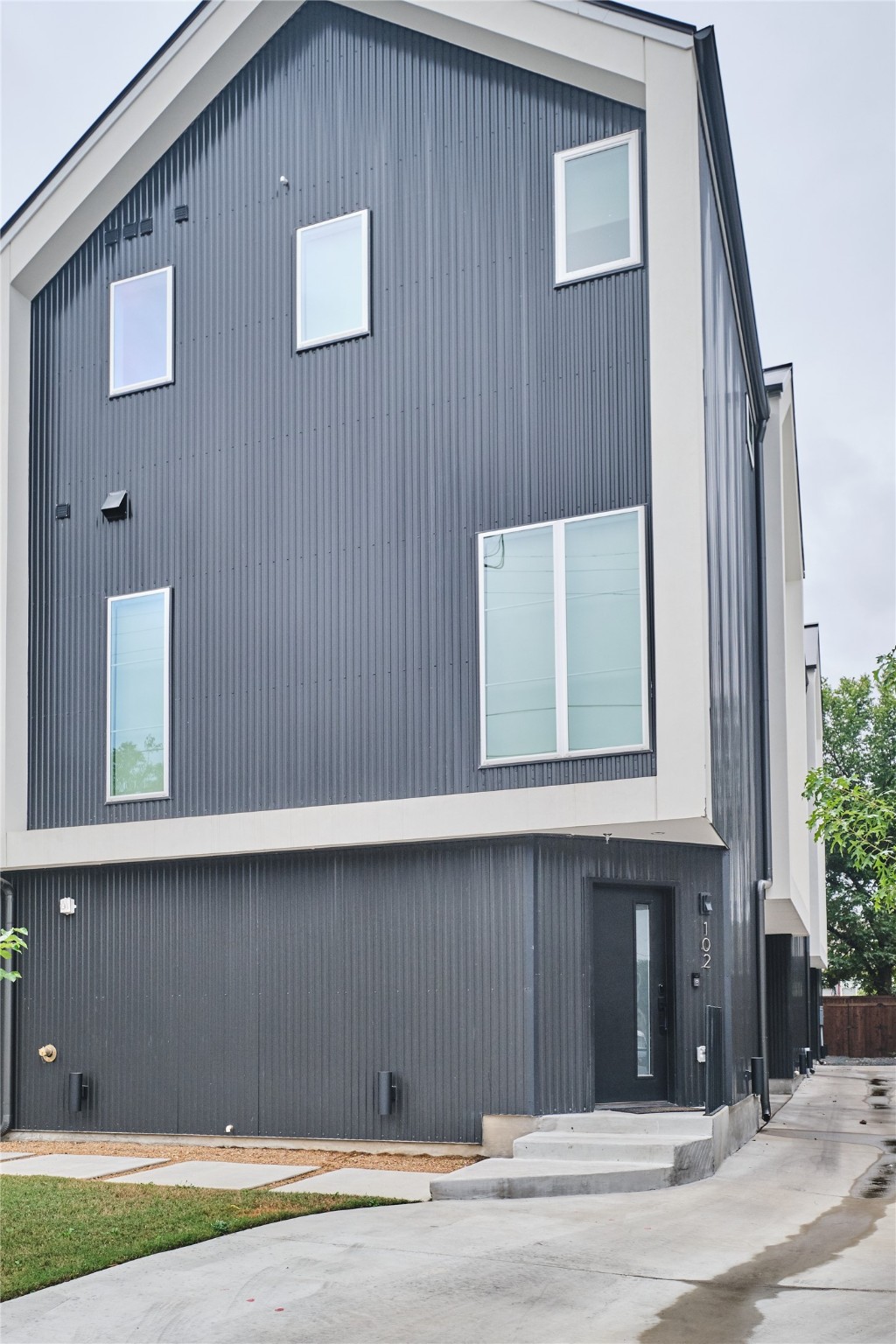2001 N Prairie Avenue 102