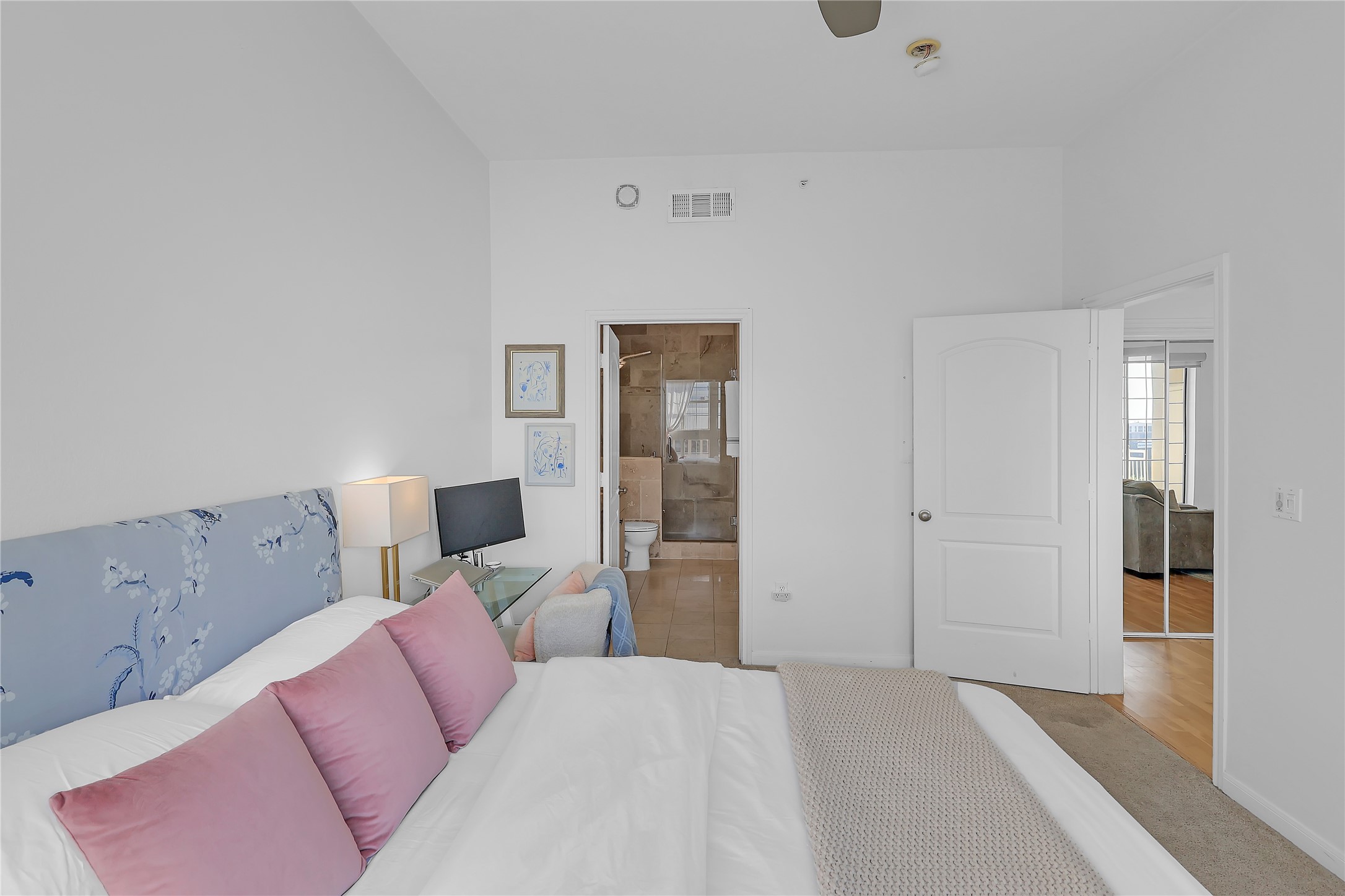 3225 Turtle Creek Boulevard 1042