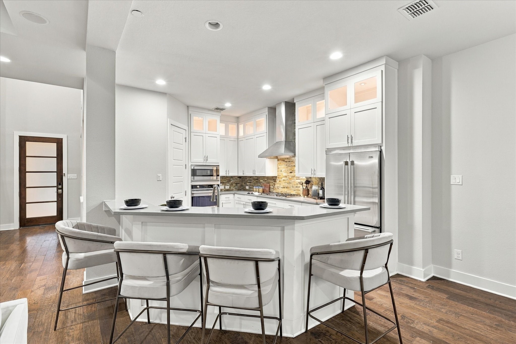 6251 Lakeshore Drive