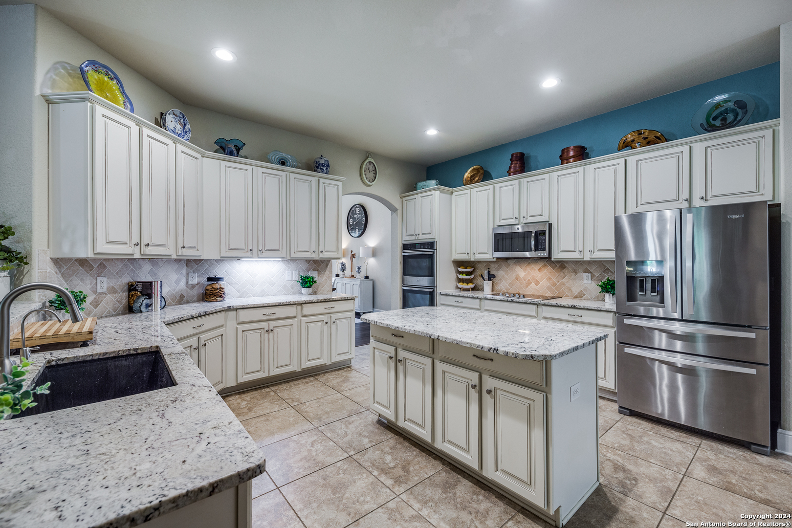 233 LUDWIG DR