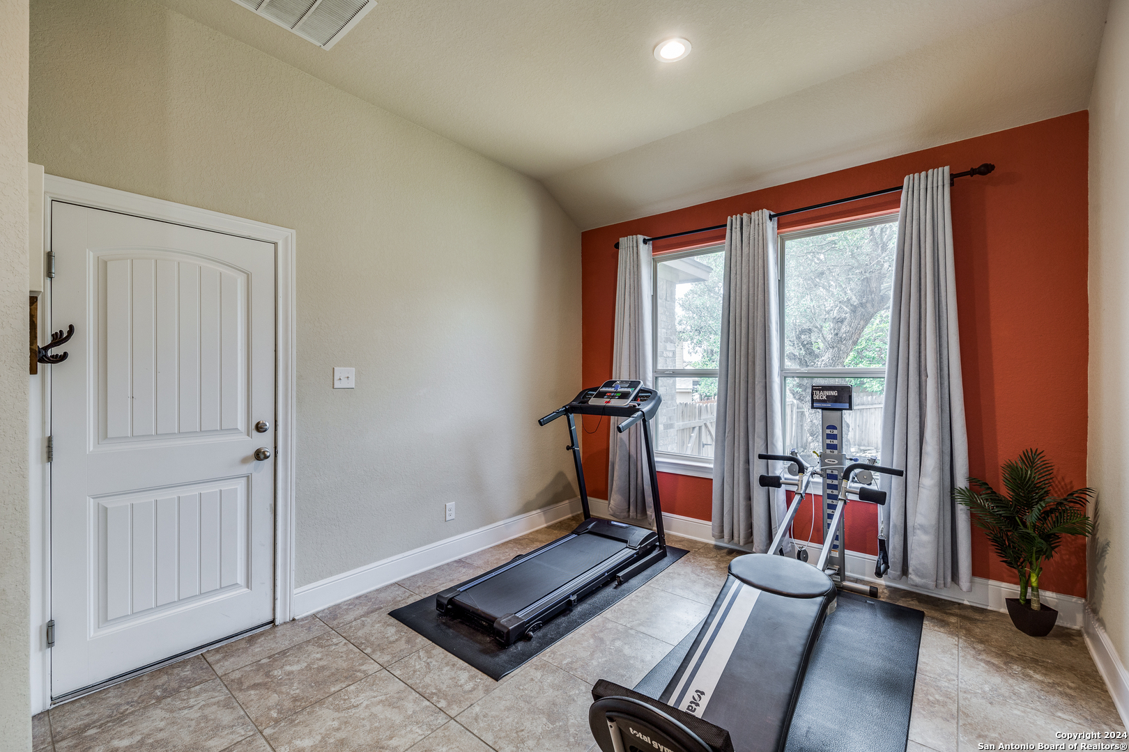 233 LUDWIG DR