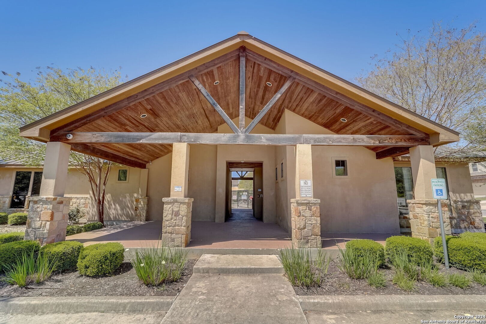 9036 Raven Pointe
