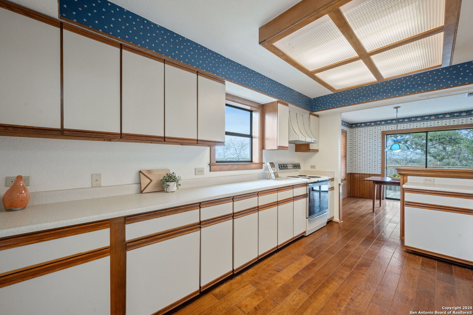 404 Lake Side Circle