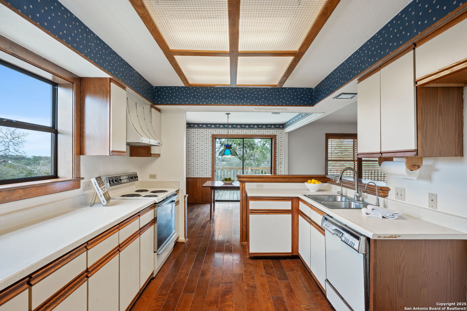 404 Lake Side Circle